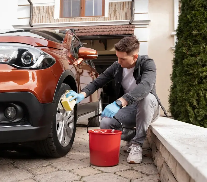 Lavage auto à domicile Valloire : professionnel intervenant sur un véhicule
